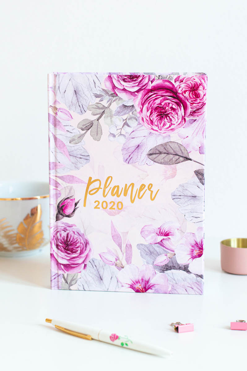 planer-ksiazkowy-roze-pion-2020