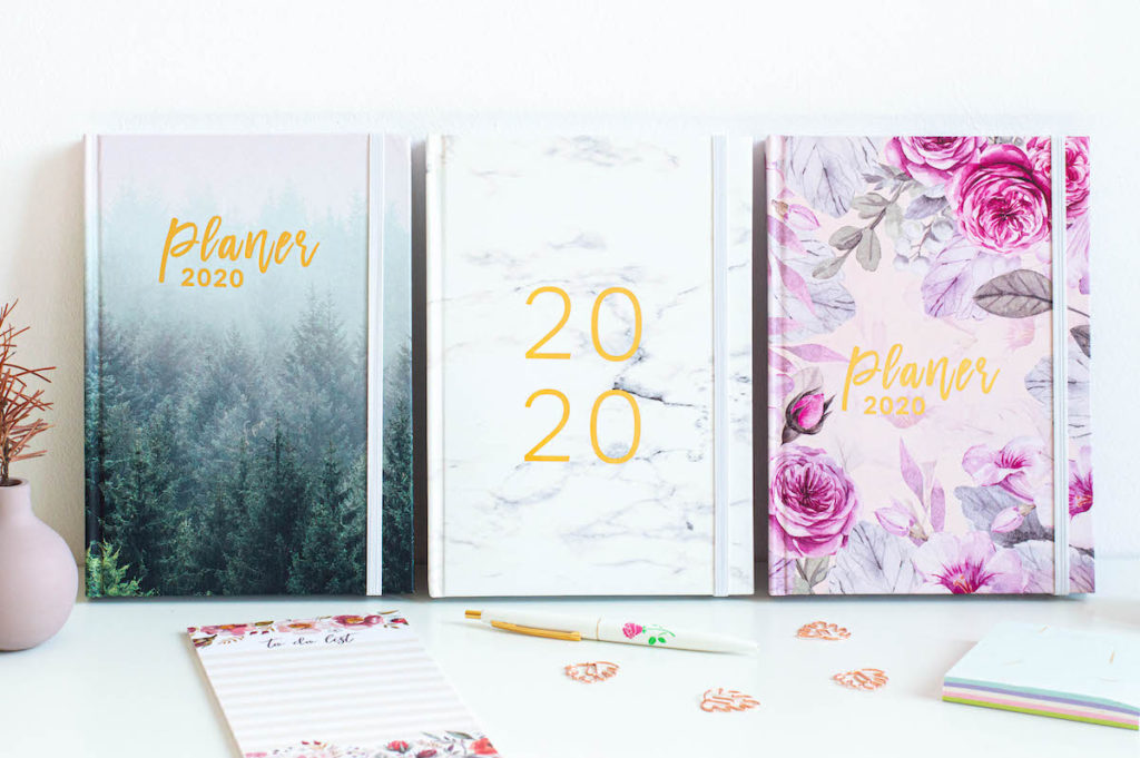planery 2020 ksiazkowe marmur mglisty las roze 2