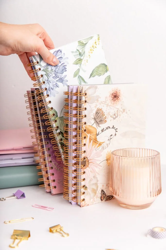 Planery niedatowane z kolorowymi okładkami