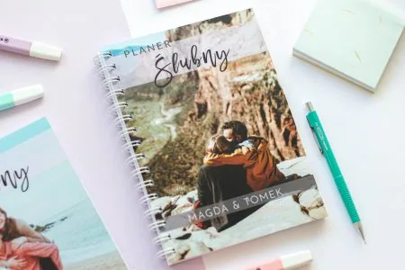 planer ślubny ze zdjęciem w przybliżeniu