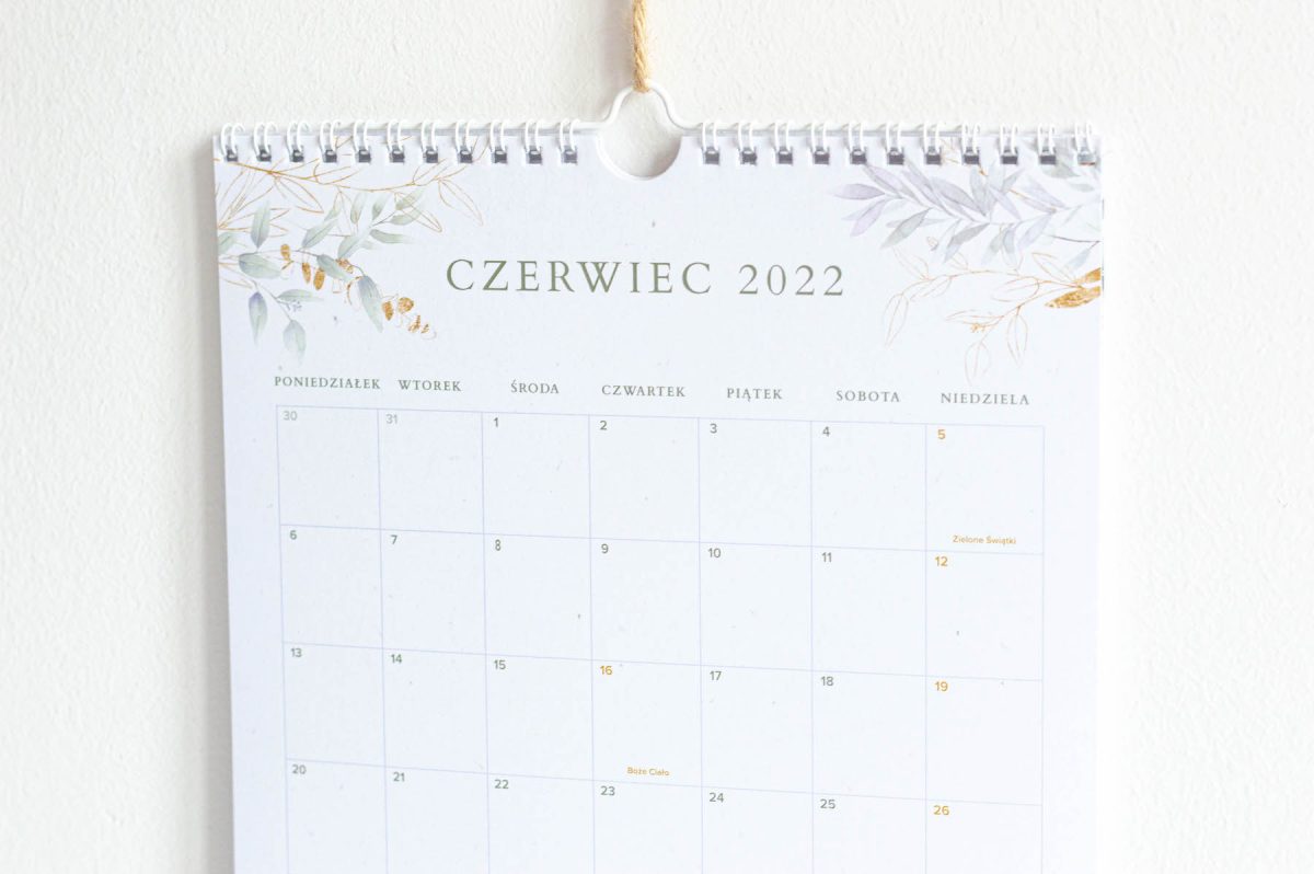 Kalendarz 2022 spiralowany Eukaliptus na ścianie