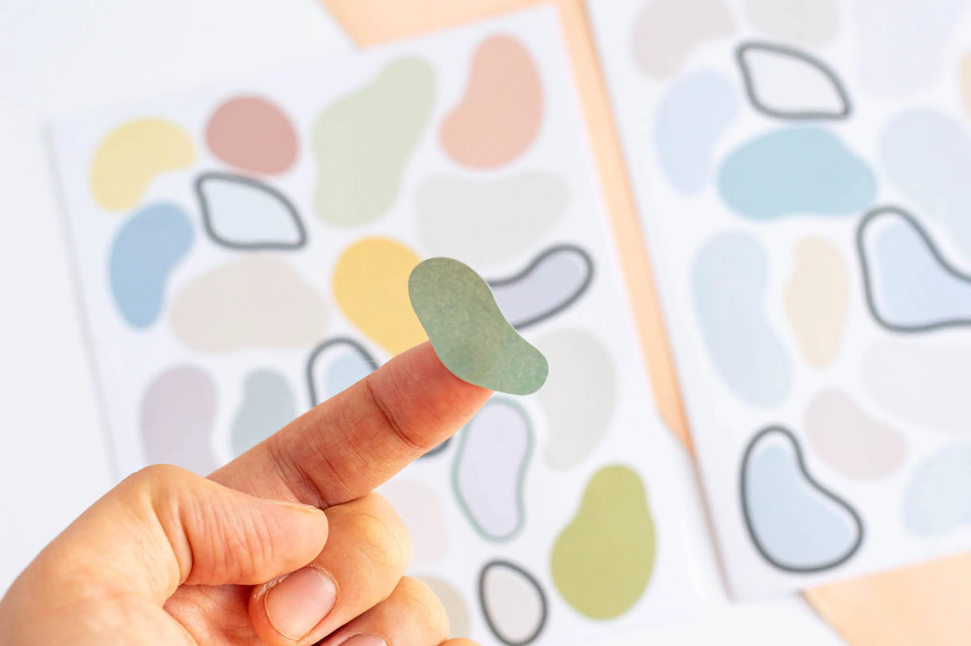 Zestaw naklejek kolorowe plamy - w ręce