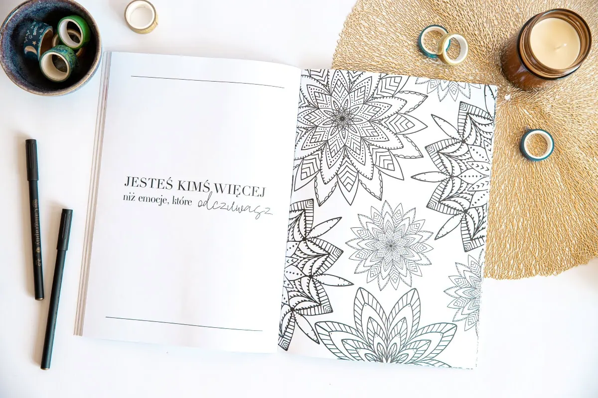 Kolorowanka dla dorosłych Mandale w środku