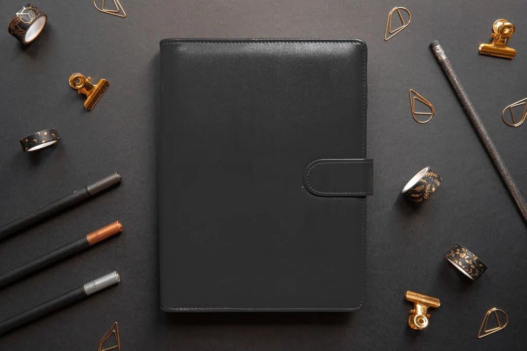 Czarna okładka na organizer z akcesoriami