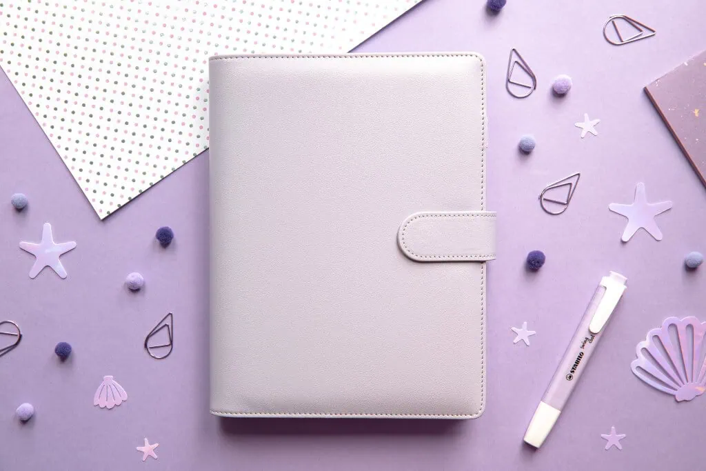 Fioletowa okładka na organizer z akcesoriami