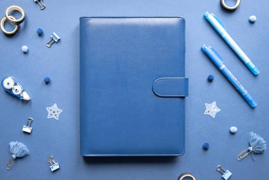 Granatowa okładka na organizer z akcesoriami