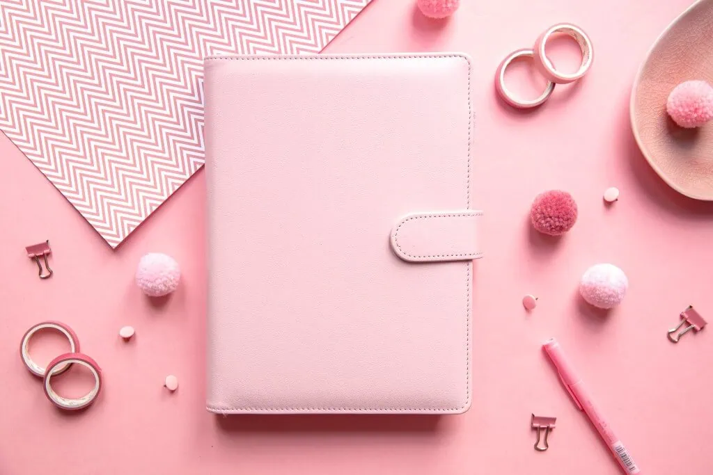 Różowa okładka na organizer z akcesoriami