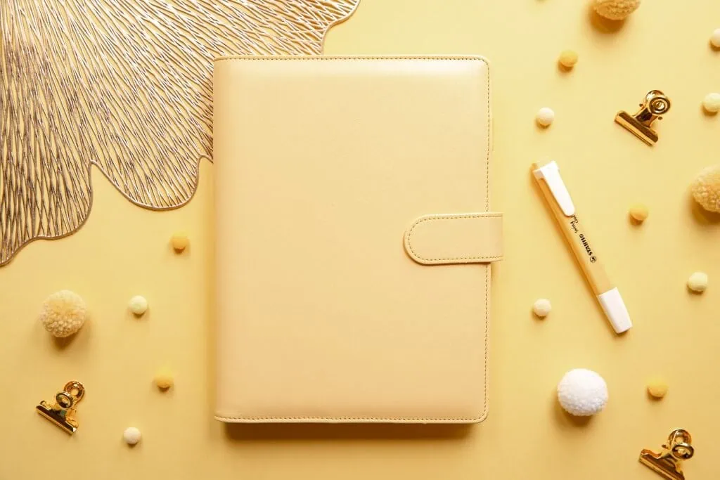 Zółta okładka na organizer z akcesoriami