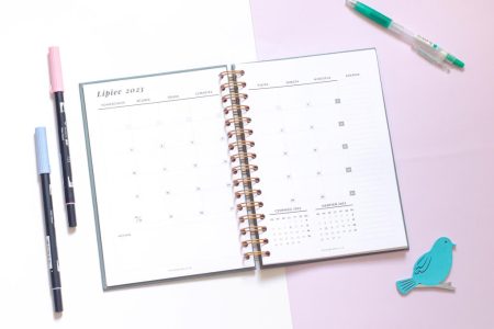 Planer studenta ucznia nauczyciela 2022/2023 kalendarze miesięczne na dwóch stronach