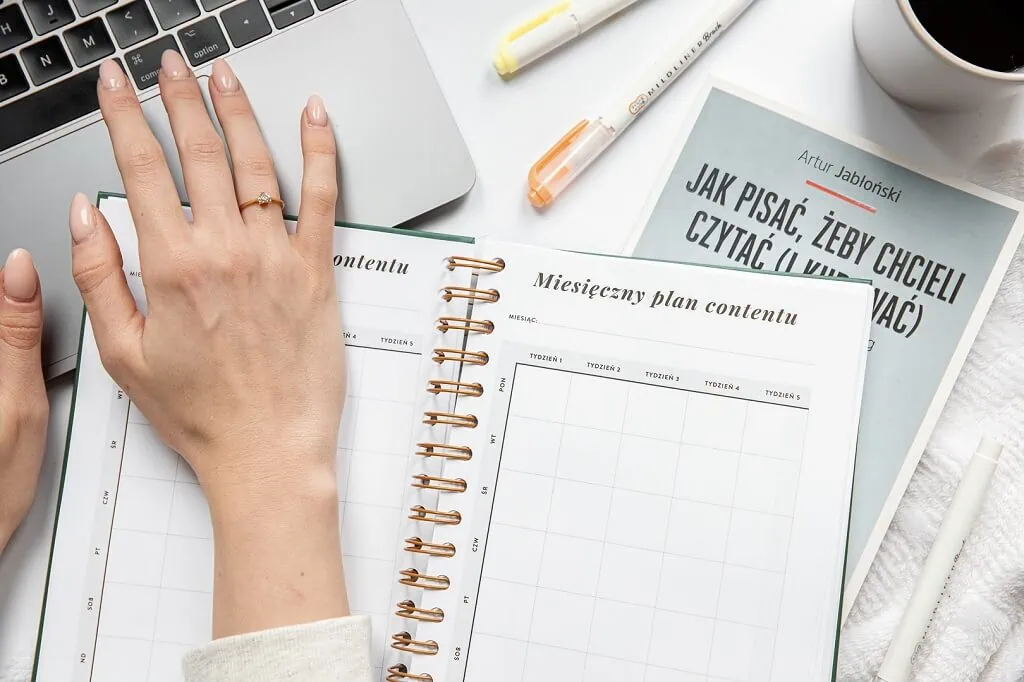 planer-influencera-miesieczny-plan-contentu-dlon