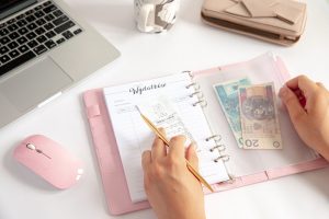 segregator budżetowy, lista wydatków, planer finansowy z kopertami 1
