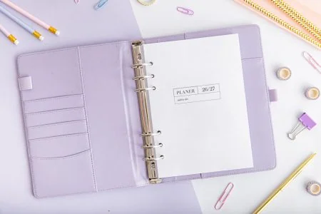 Strona tytułowa do organizera Minimal – 2026/2027 na papierze transparentnym