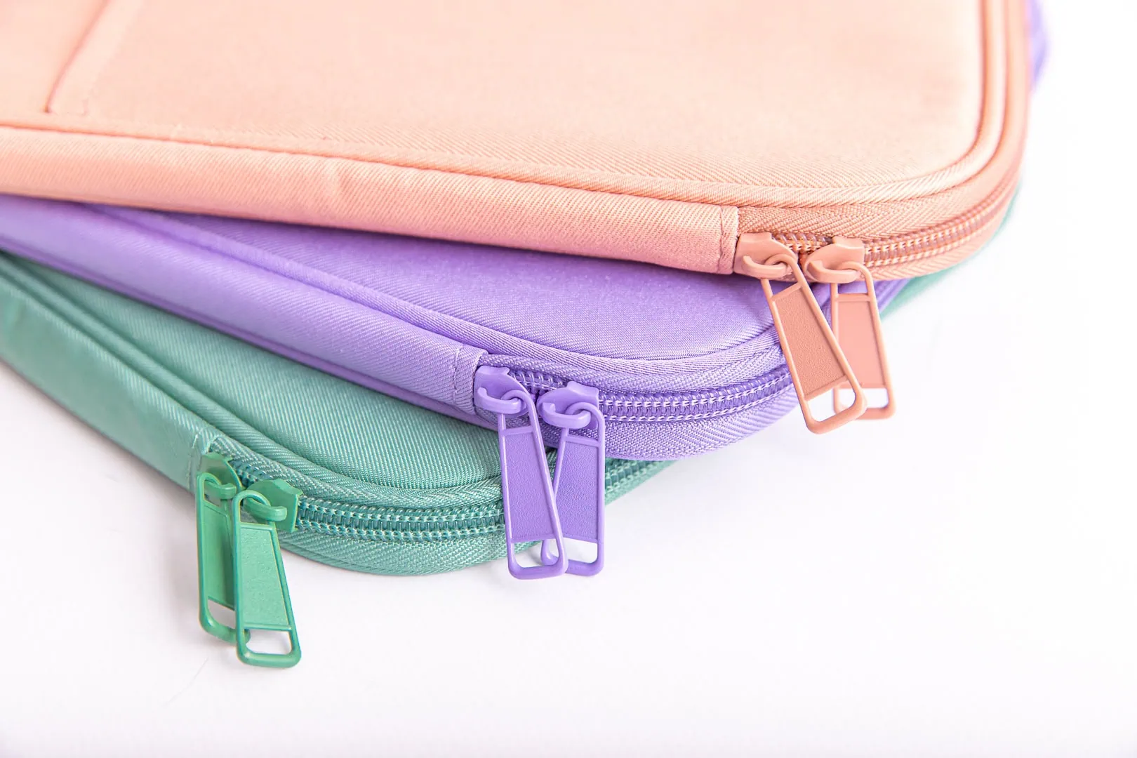 Etui na tablet - zamknięcie na zamek