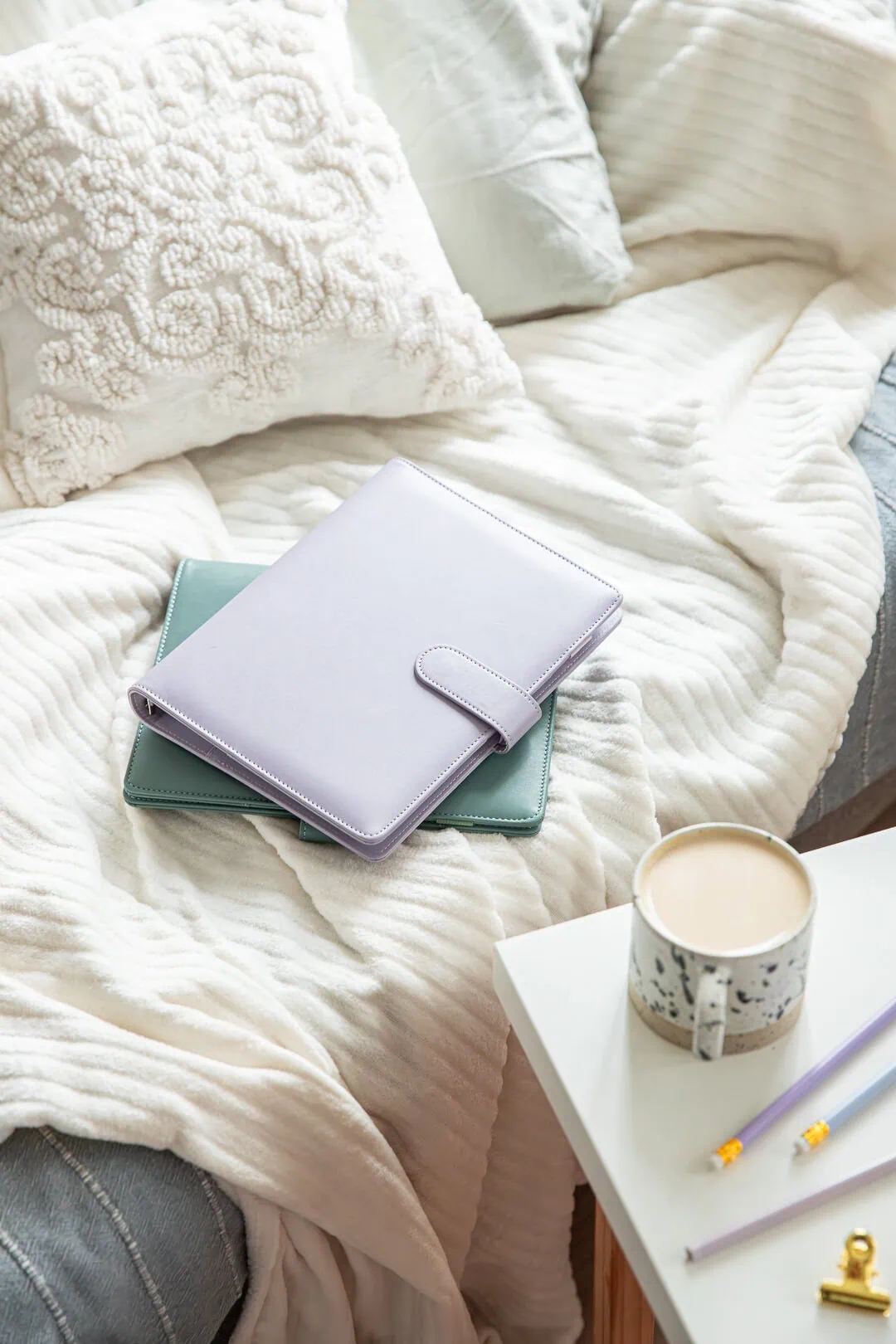 Organizer z fioletową okładką