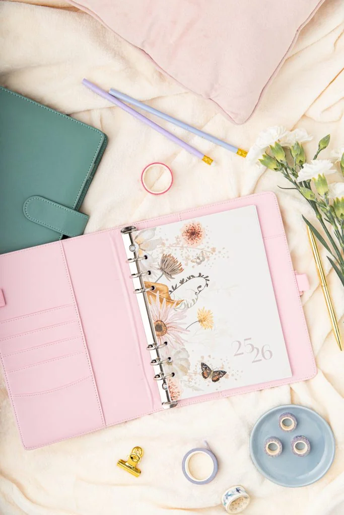 Różowy organizer ze strona tytułową Późne Lato