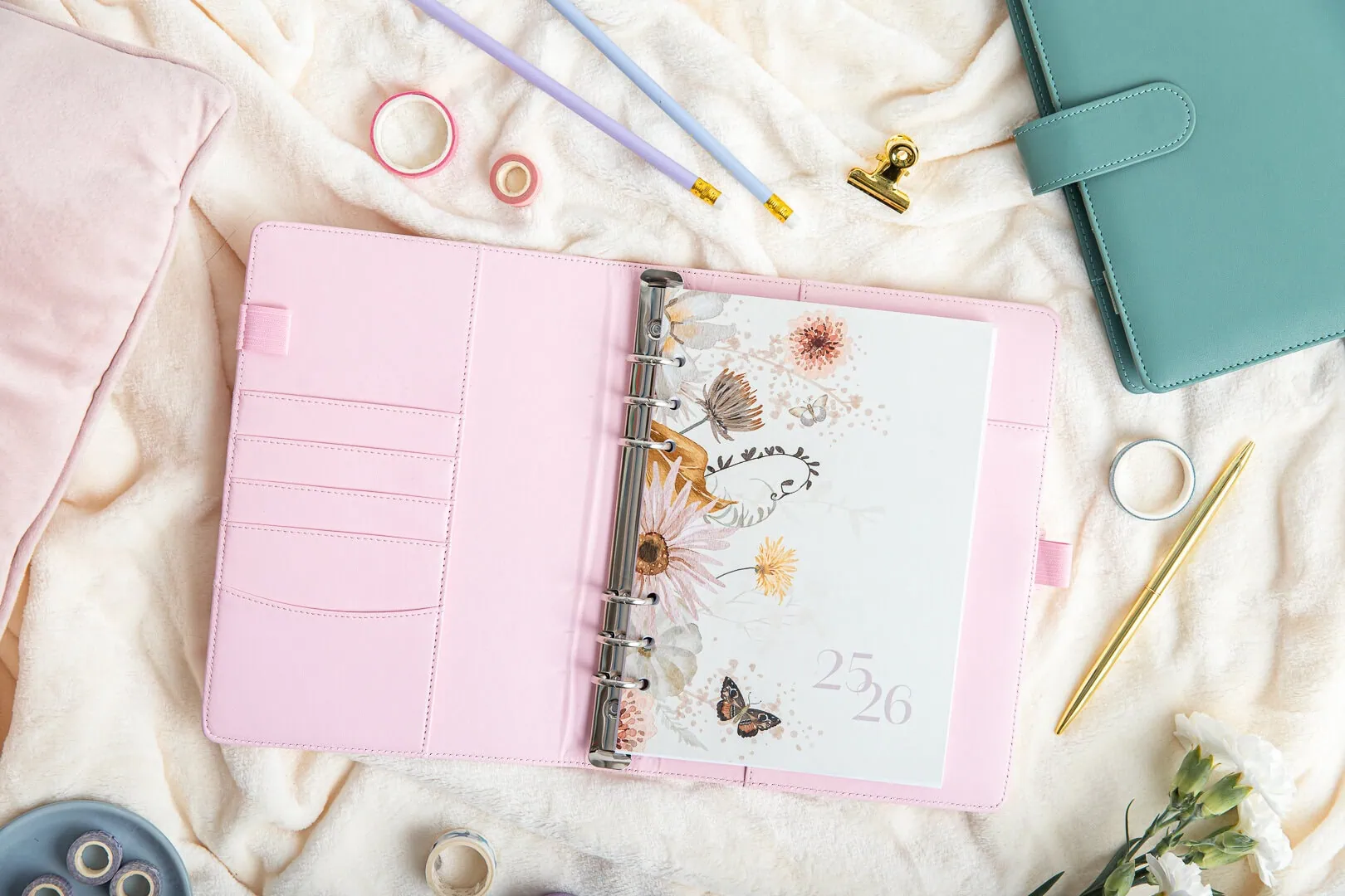 Różowy organizer ze strona tytułową Złoty Świt 2025/26