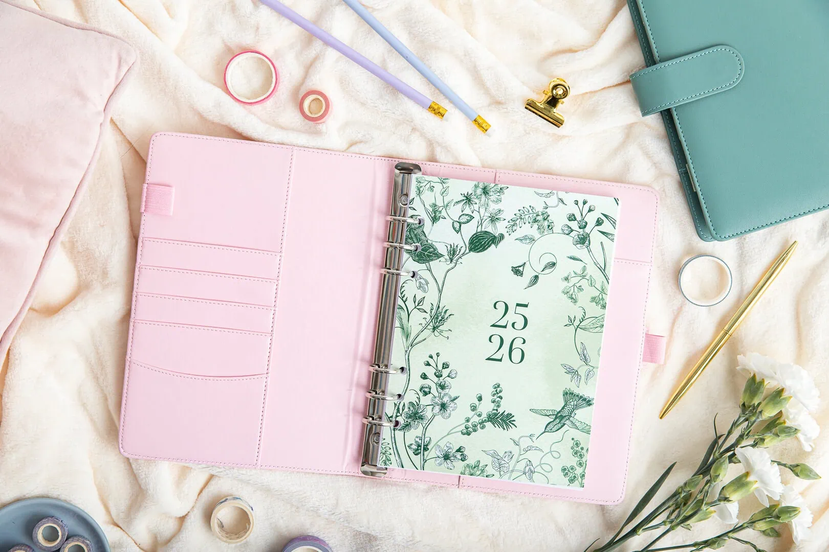 Różowy organizer ze strona tytułową Romantyczny Zielnik 2025/26