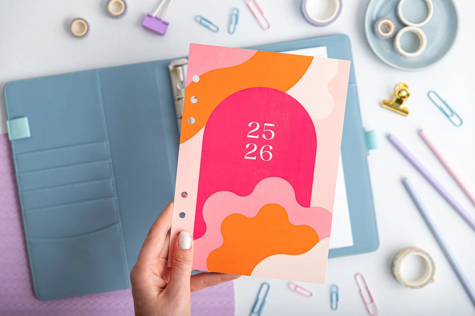 Strona tytułowa do organizera Różowa Zorza 2025/26