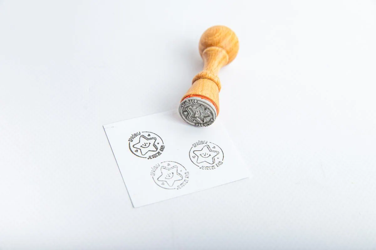 Drewniany stempel dla nauczycieli z wzorami odbitymi na kartce