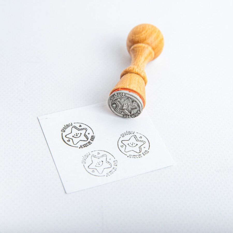 Drewniany stempel dla nauczycieli z wzorami odbitymi na kartce