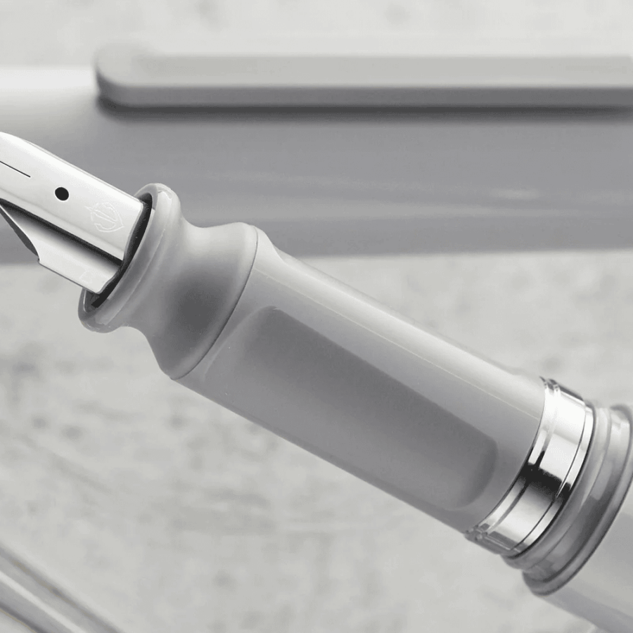 Pióro Sailor TUZU Adjust szare - zbliżenie na stalówkę