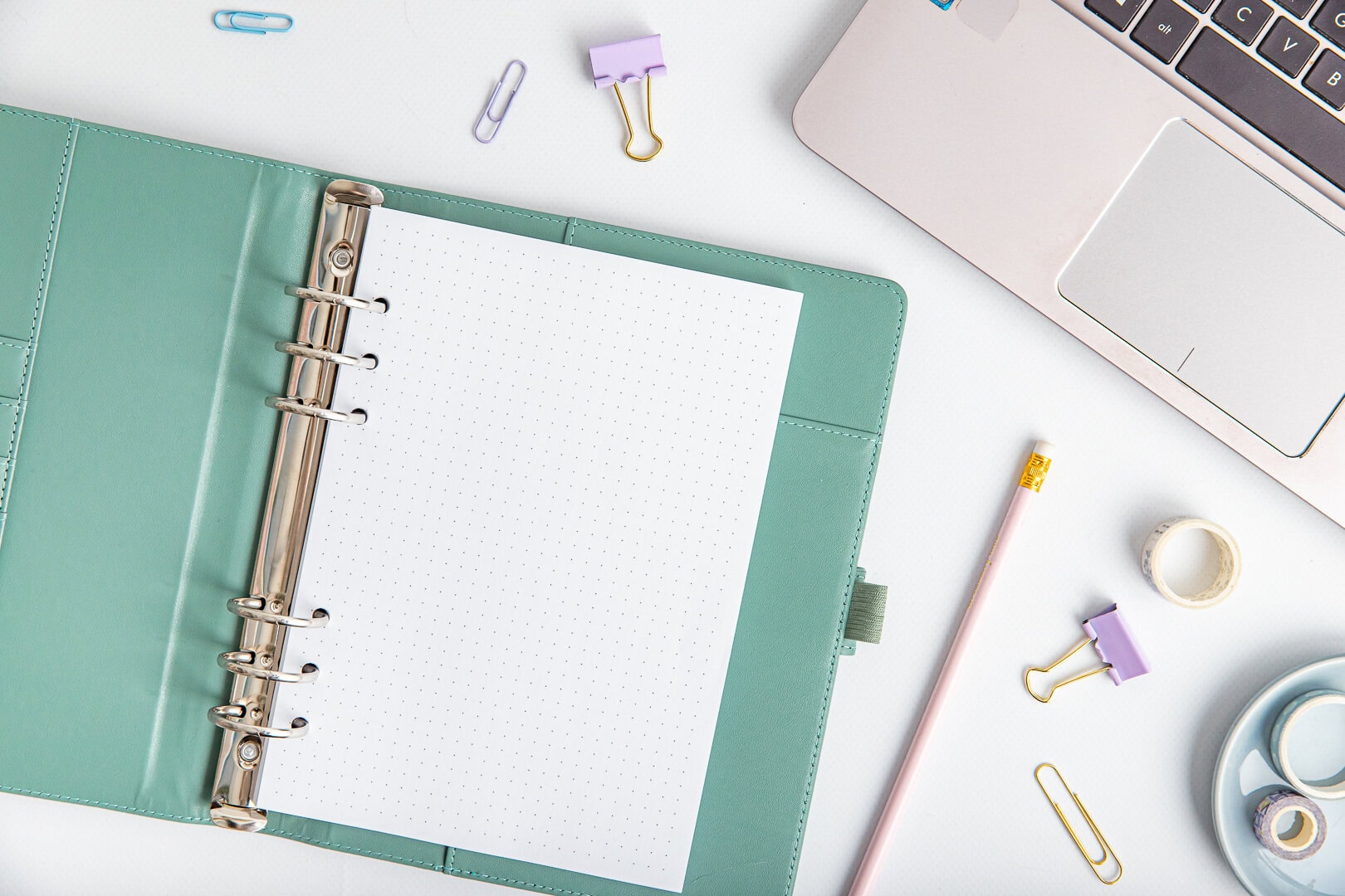 Wkład do organizera – Kartki w kropki w zielonym organizerze