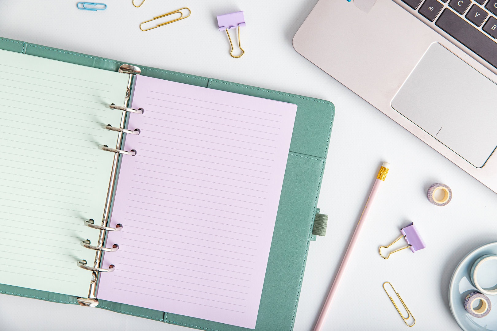 Wkład do organizera A5 w linie kolor fioletowy i zielony umieszczone w organizerze zielonym