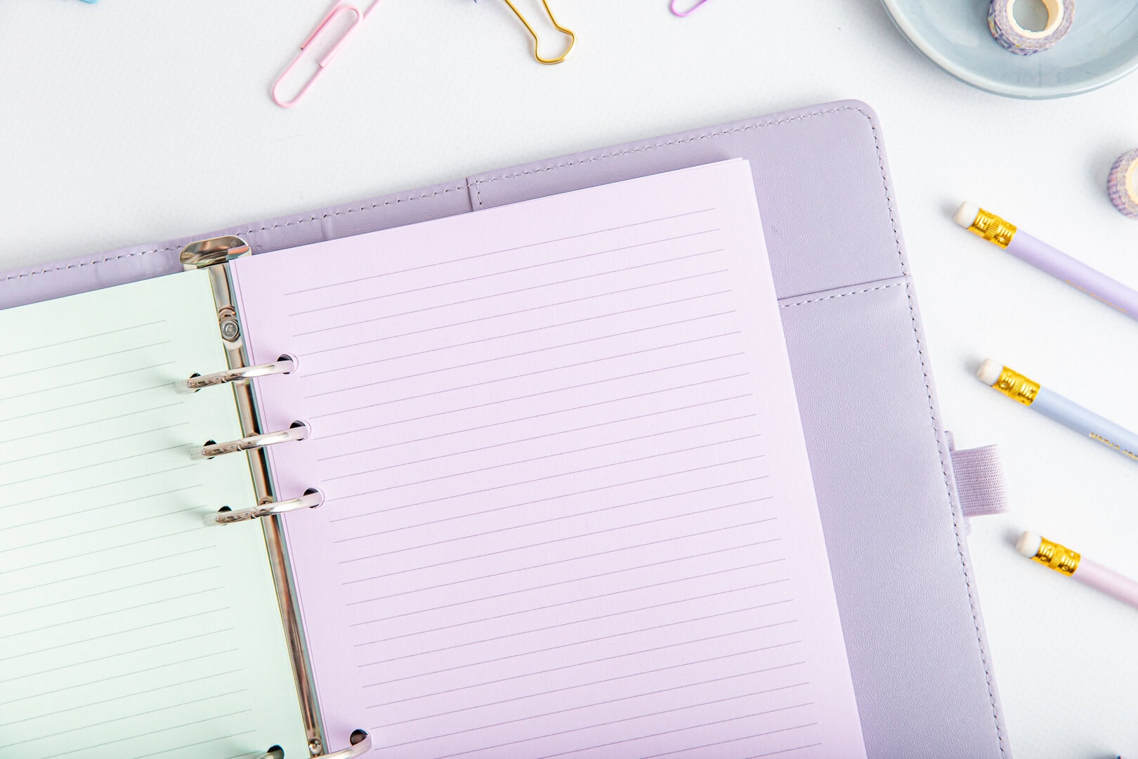 Wkład do organizera A5 w linie kolor fioletowy i zielony umieszczone w organizerze fioletowym