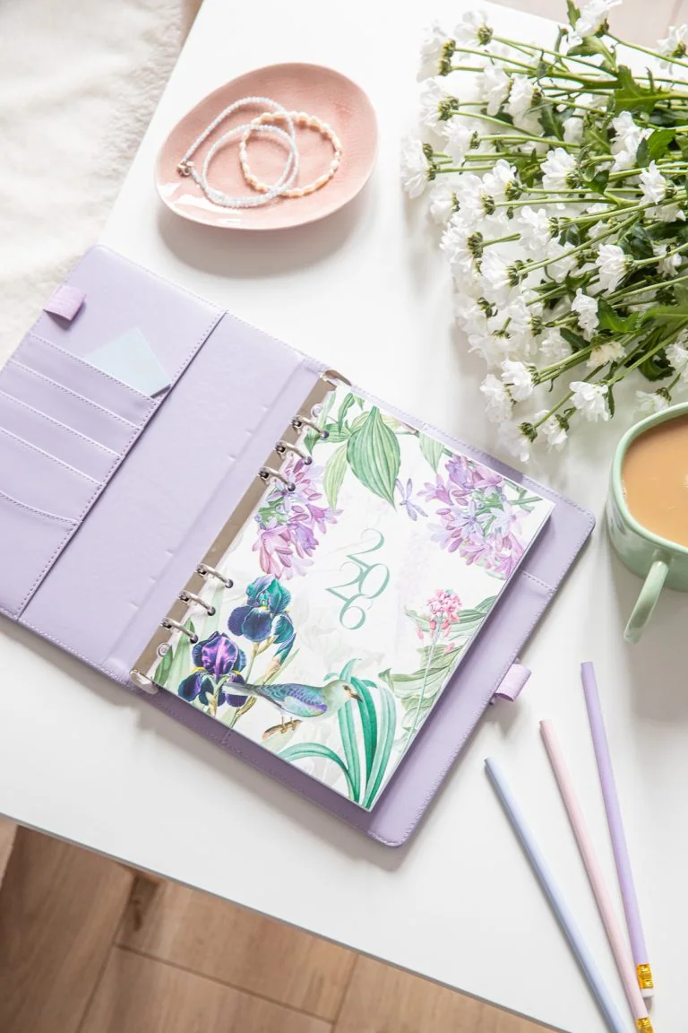 Fioletowy organizer 2026 ze stroną tytułową Rajski Ogród