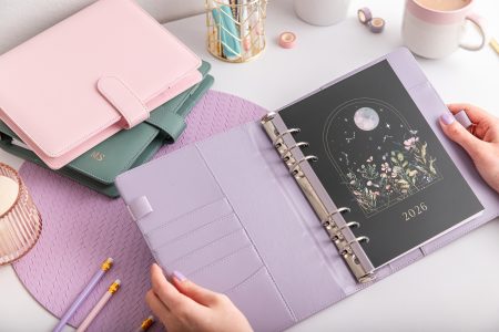 Fioletowy organizer 2026 ze stroną tytułową 2026 Księżycowa Dolina