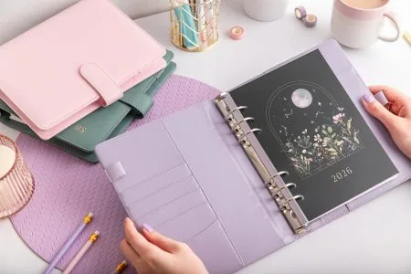 Fioletowy organizer 2026 ze stroną tytułową 2026 Księżycowa Dolina