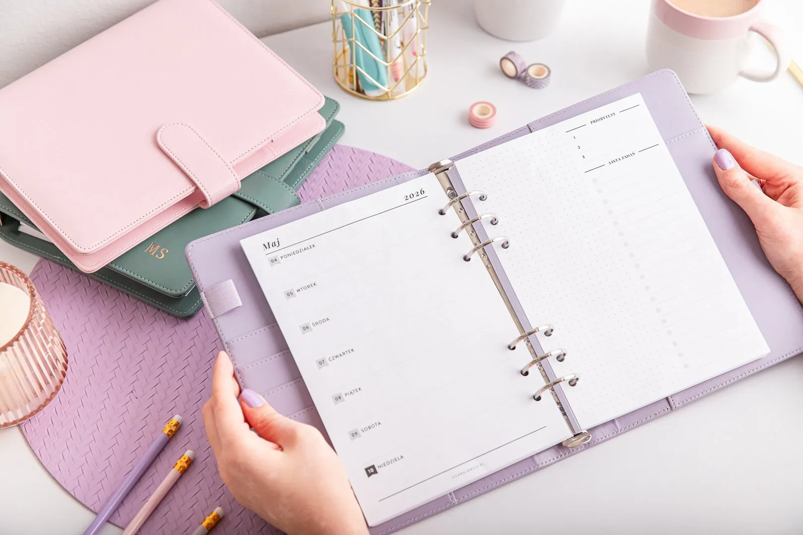 Fioletowy organizer z wkładem tydzień na jednej stronie