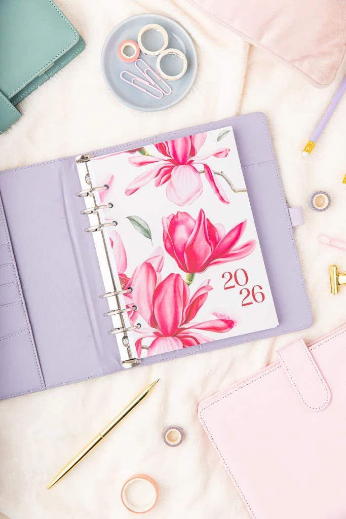 Strona tytułowa 2026 Kwiat Magnolii w fioletowym organizerze