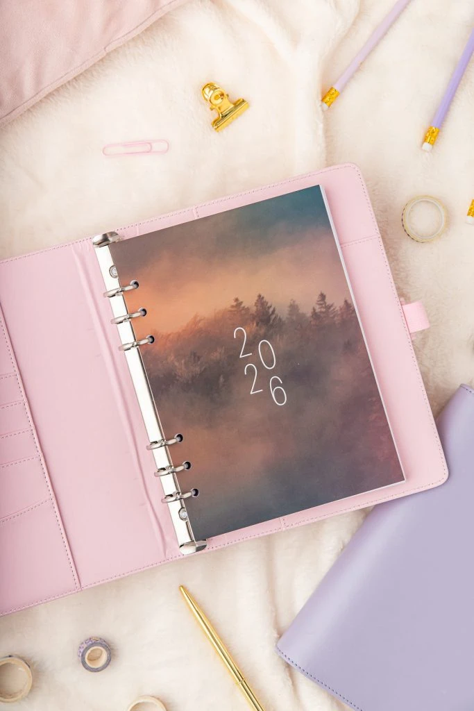 Strona tytułowa 2026 Leśny Świt w różowym organizerze