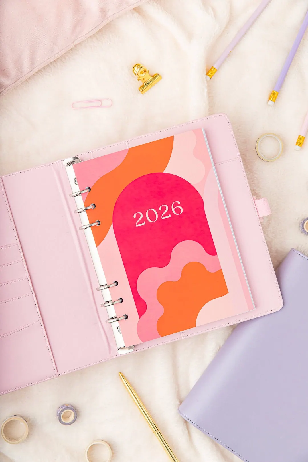 Strona tytułowa 2026 Różowa Zorza w różowym organizerze