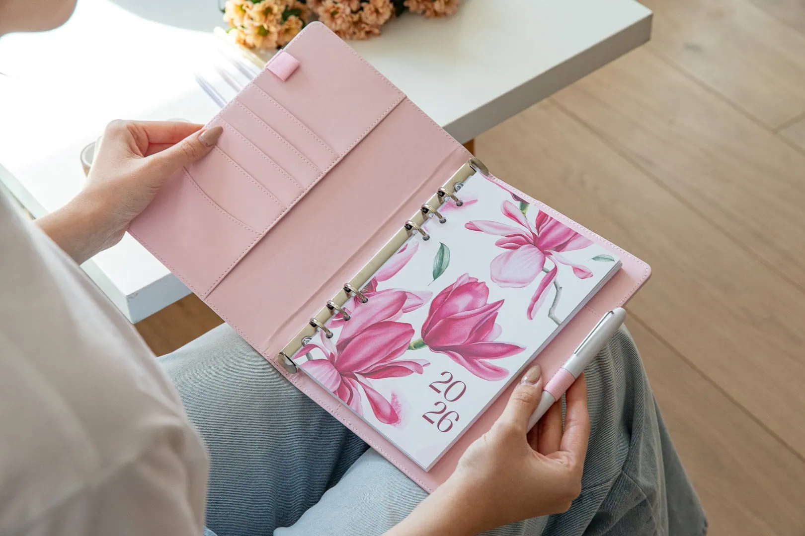 Strona tytułowa 2026 Kwiat Magnolii w organizerze