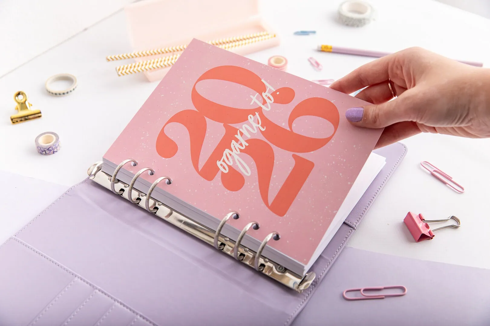 Strona tytułowa Ogarnę To! wpinana do fioletowego organizera