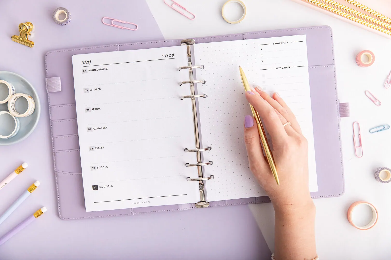 Wkłady kalendarzowy tydzień na jednej stronie w fioletowym organizerze