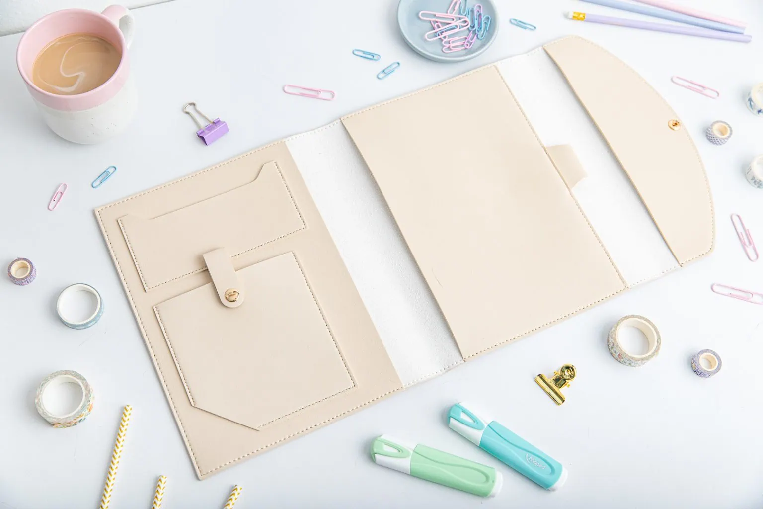 Etui beżowe z kieszonkami