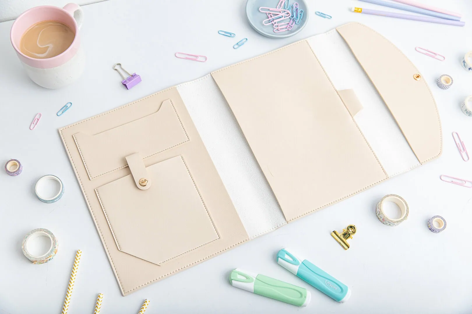 Etui beżowe z kieszonkami