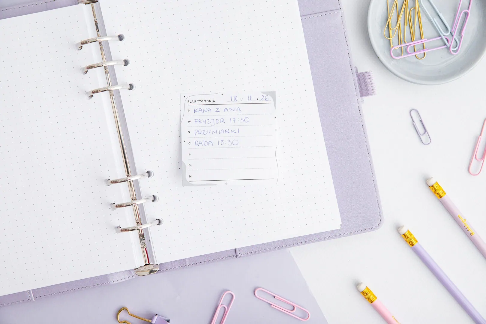 Karteczka samoprzylepna z planem tygodnia