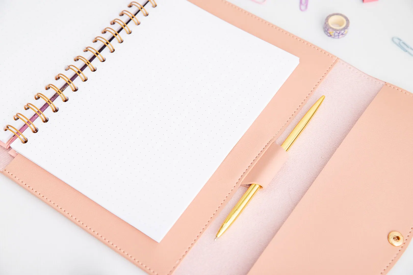 Otui różowe z notesem i długopisem