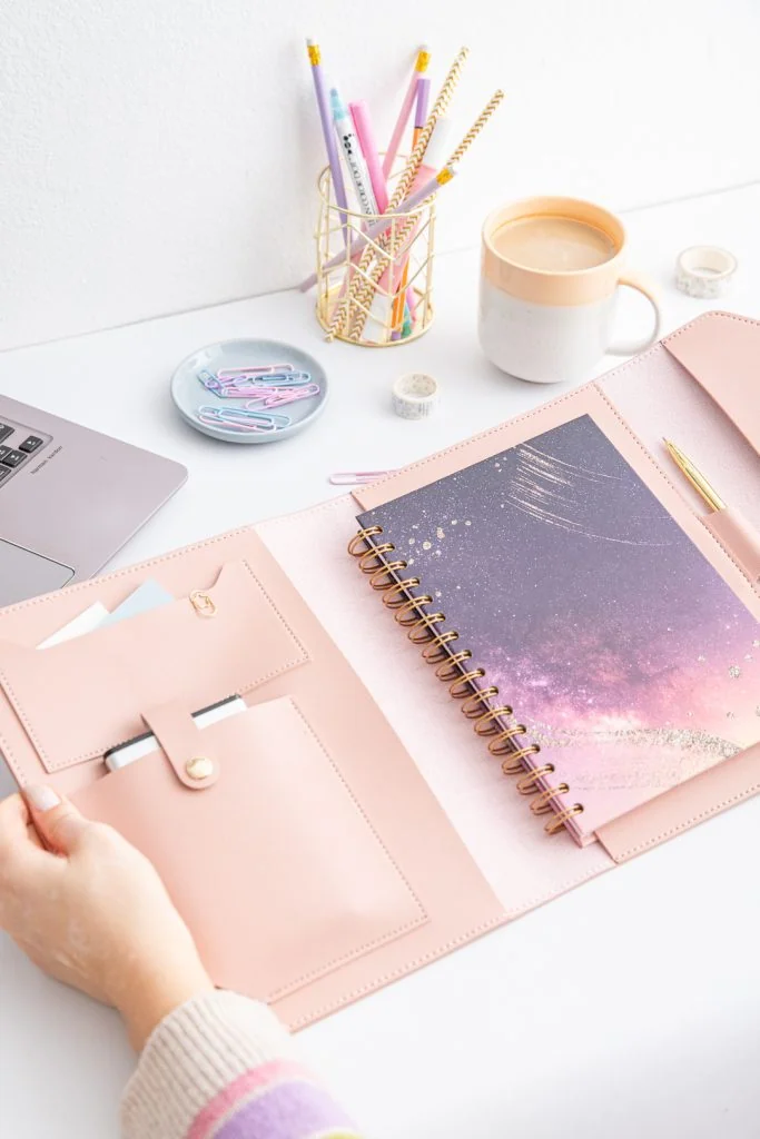 Różowe otui z notesem Złoty Świt