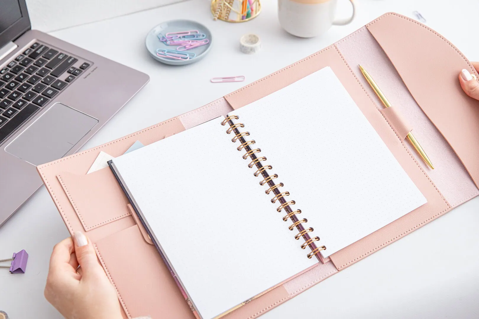 Różowe otui z notesem