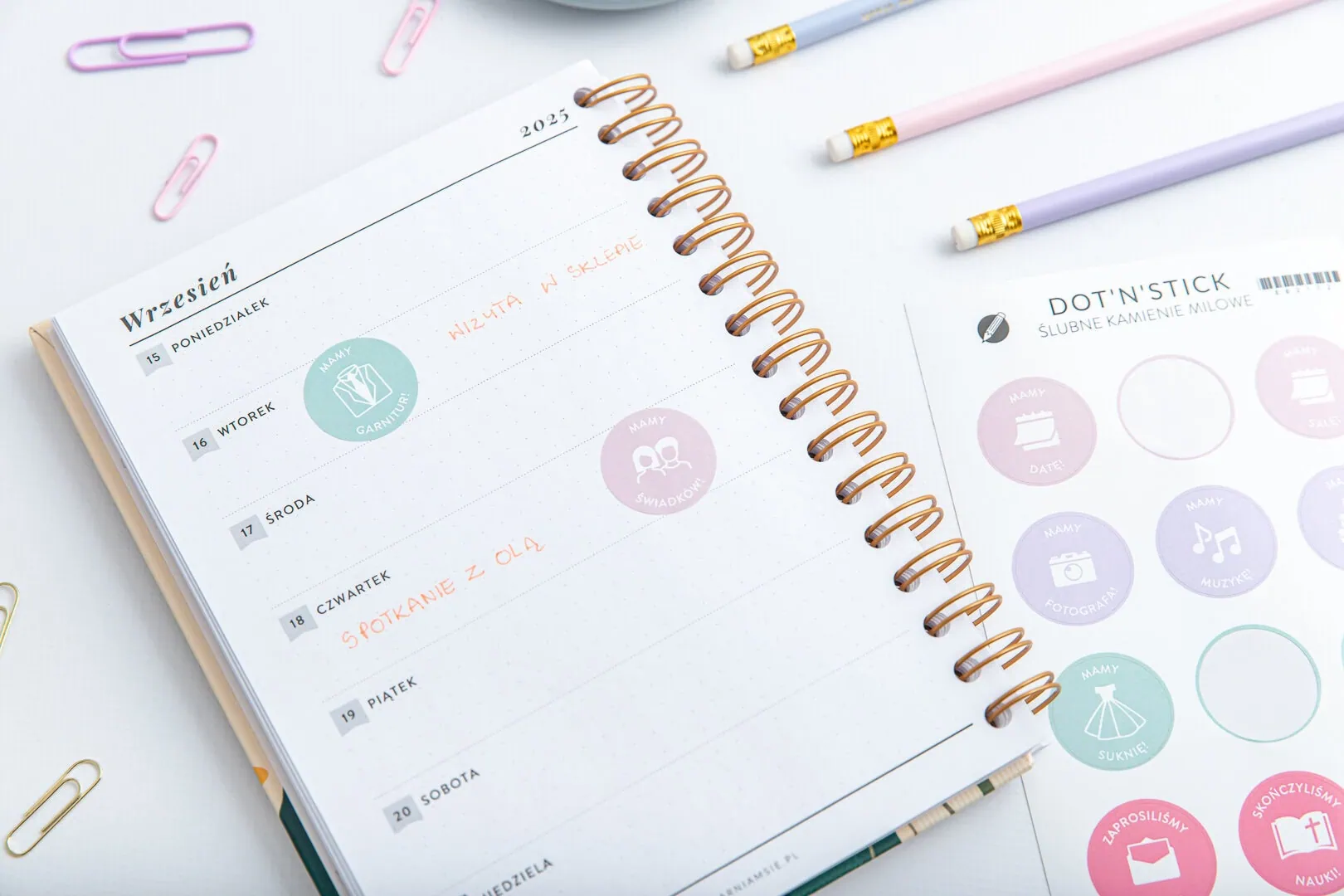 Kolorowe naklejki "Ślubne kamienie milowe" w planerze