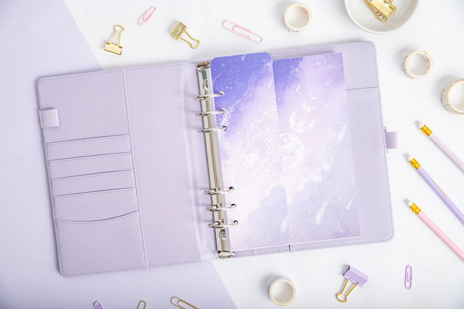 Zakładka i strona tytułowa Fiołkowa galaktyka w organizerze