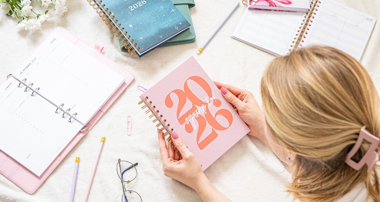 planer i organizer na łóżku